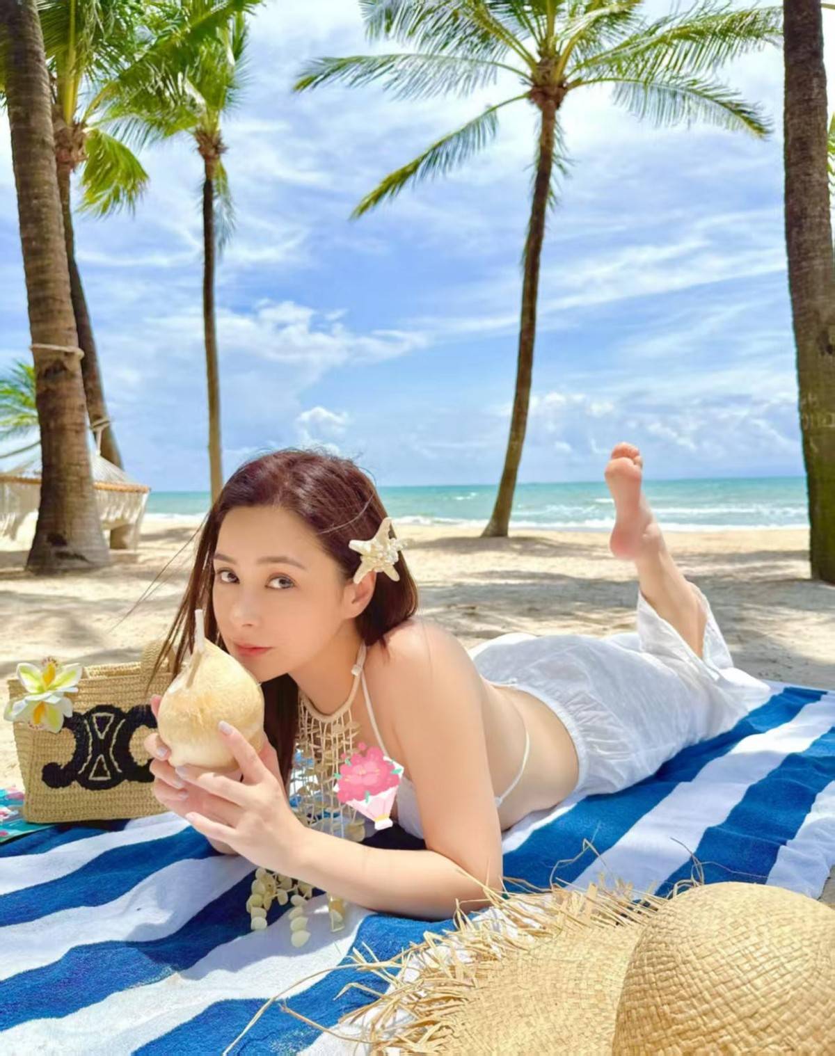 片穿比基尼秀性感近照变瘦美出新高度麻将胡了游戏44岁阿娇分享假期照(图2)
